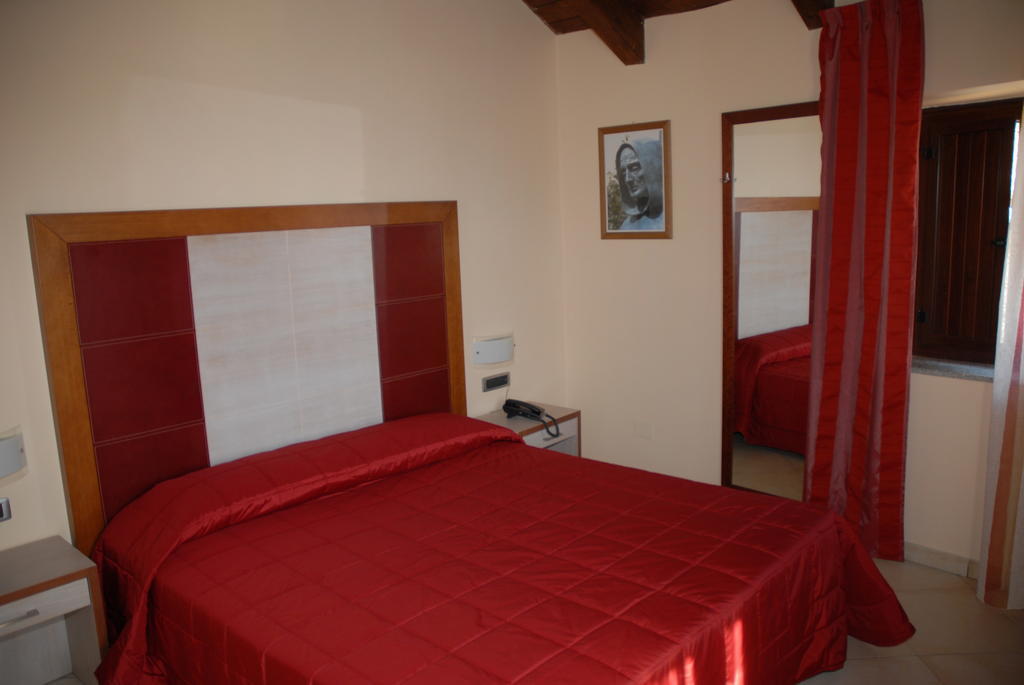 Hotel Conte Ruggero Serra San Bruno Room photo