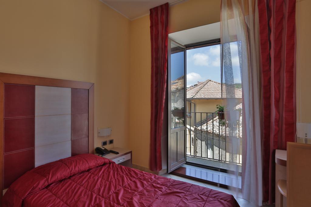 Hotel Conte Ruggero Serra San Bruno Room photo